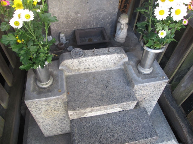 墓に添えられた白い花
