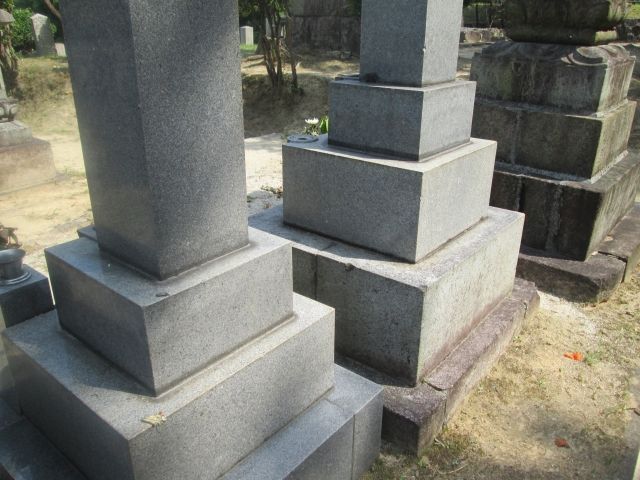 三つの墓石